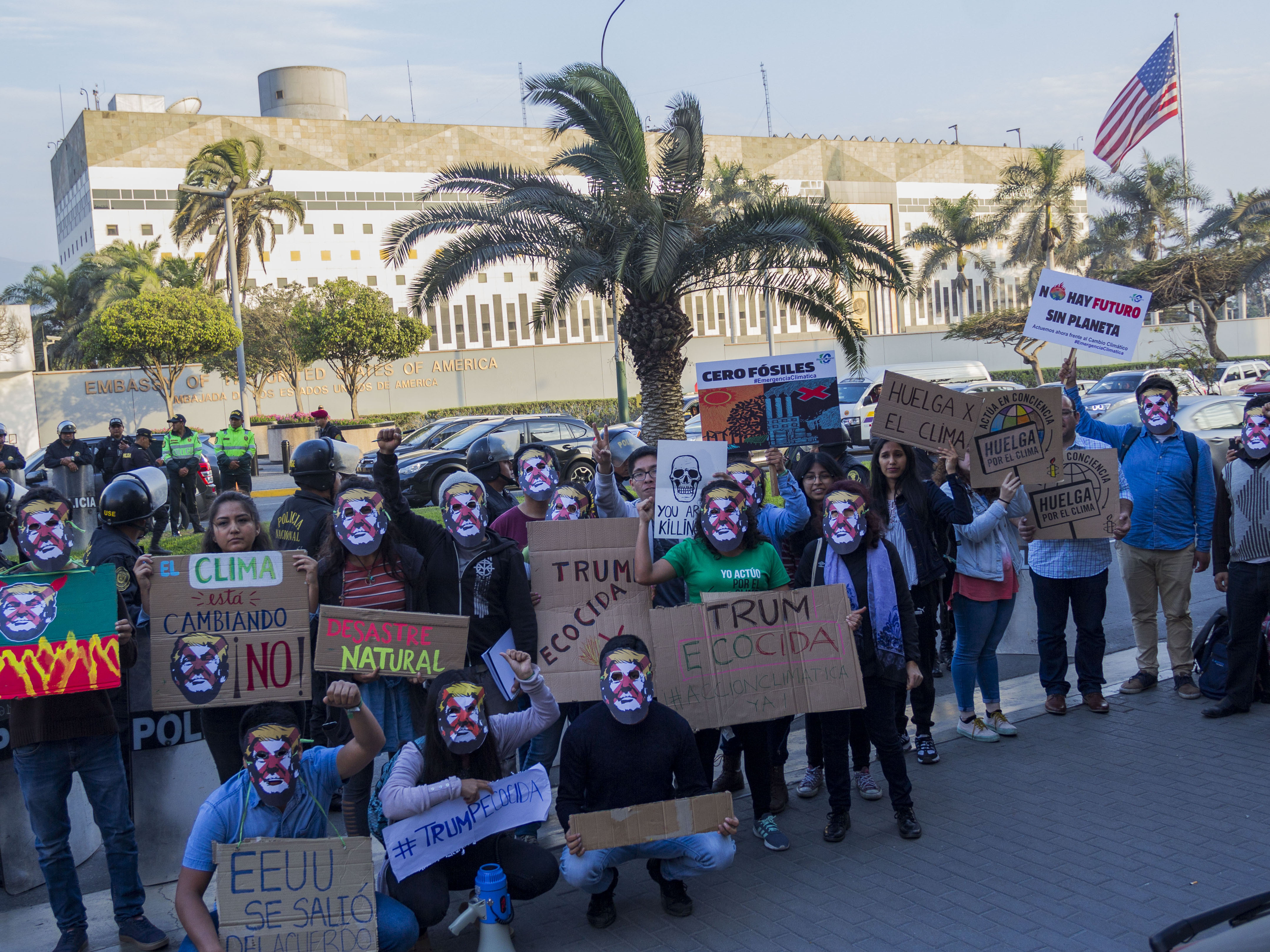(fotos) Activistas en Lima realizan plantón contra Trump y su política ecocida
