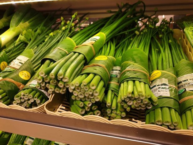 Un supermercado en Tailandia cambia el plástico por hojas de plátano