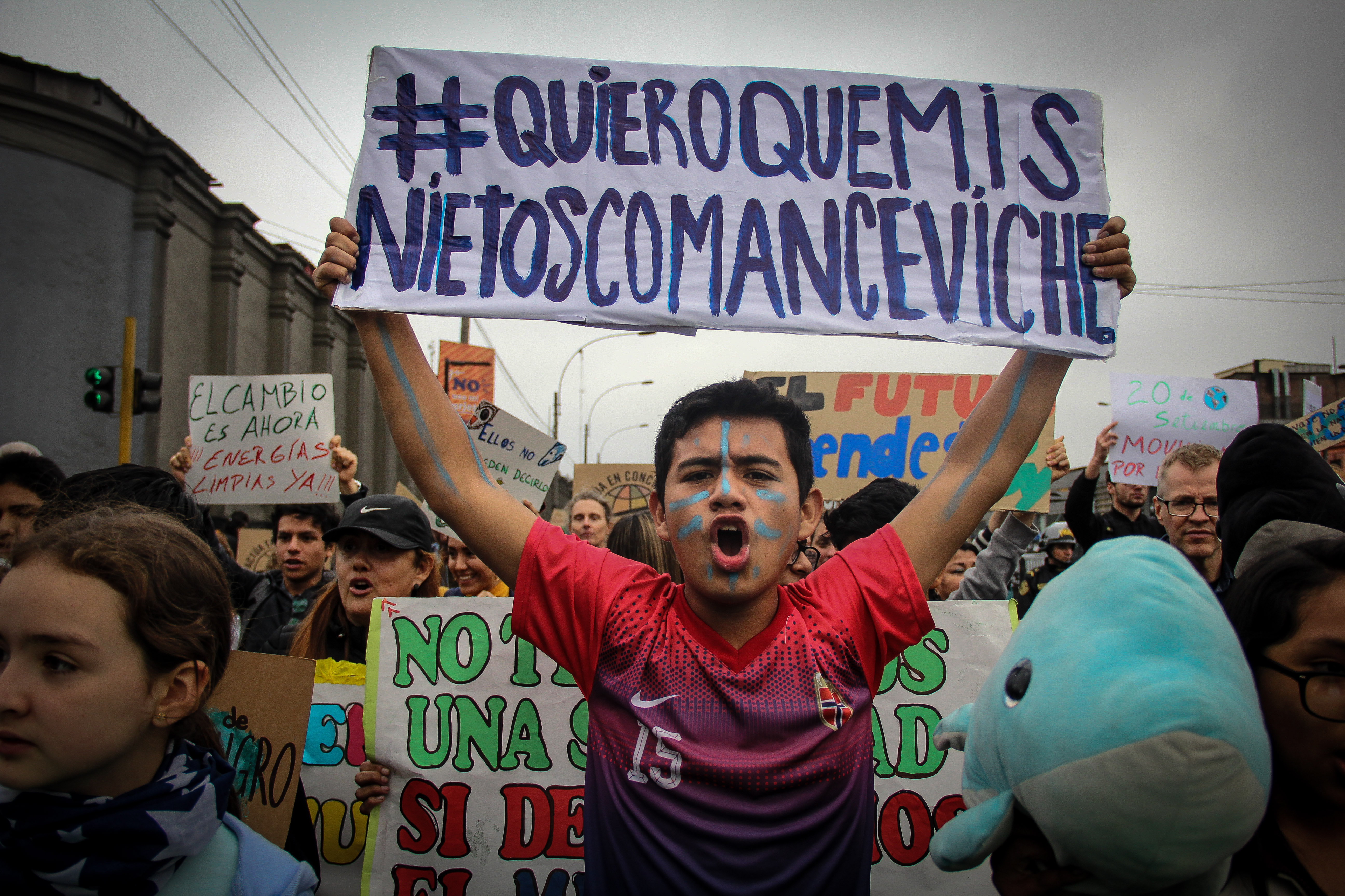 (FOTOS ) Más de mil personas en Lima se movilizaron por el pedido de Emergencia Climática