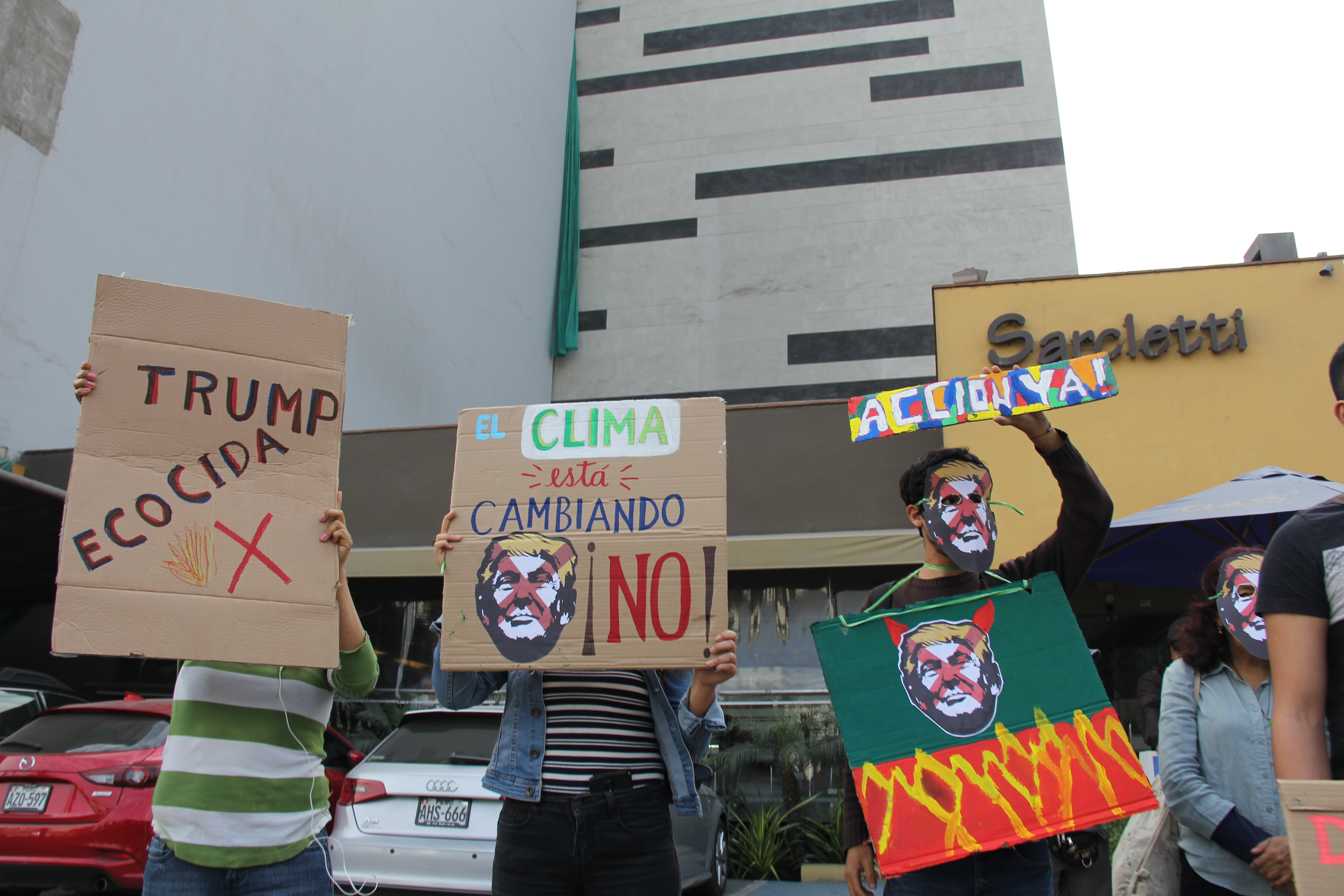 (fotos) Activistas en Lima realizan plantón contra Trump y su política ecocida