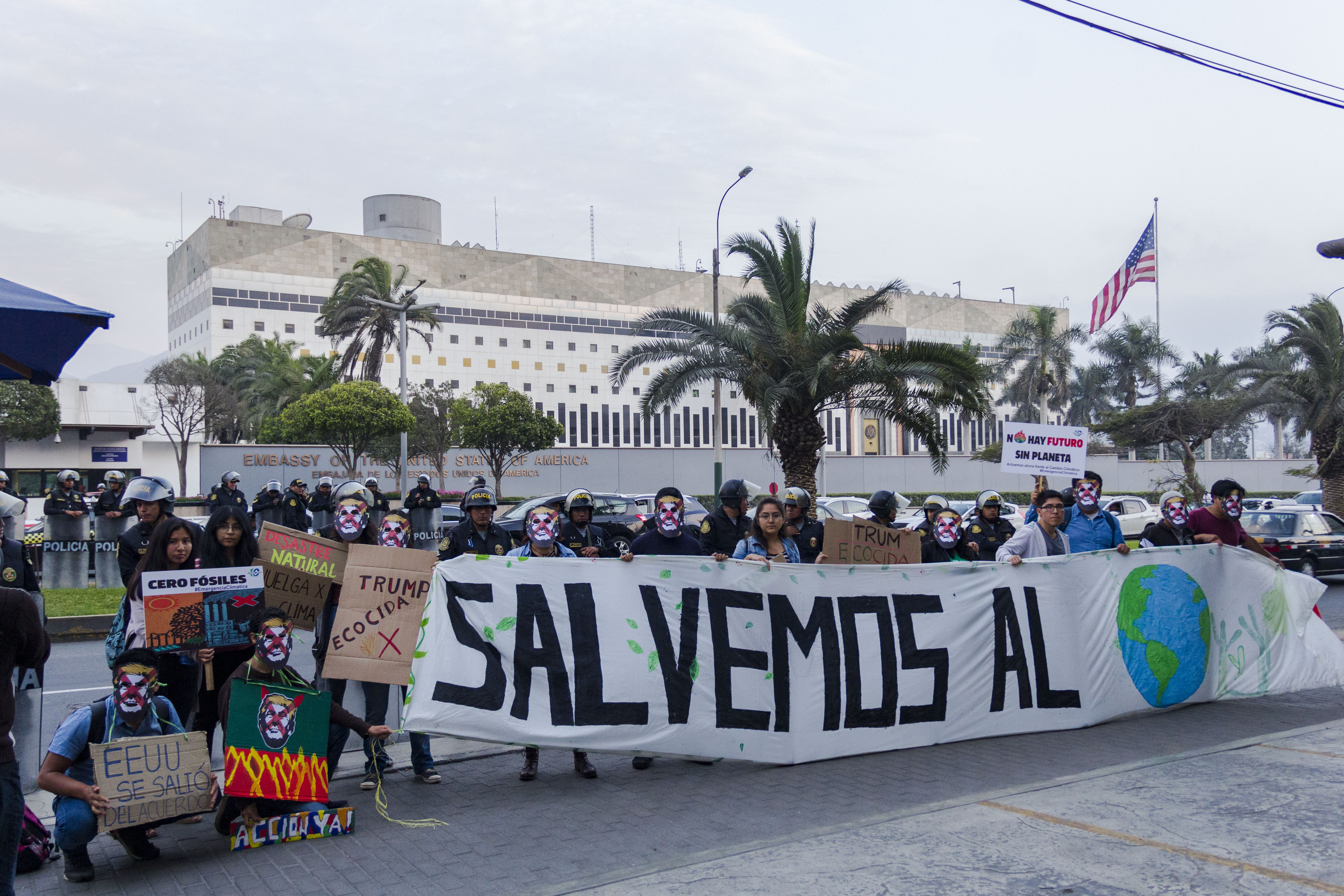 (fotos) Activistas en Lima realizan plantón contra Trump y su política ecocida